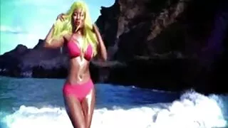 Latin Chick Giver På Hvid Sofa