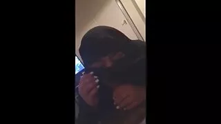 Læner sin blondine på væggen og kneppet