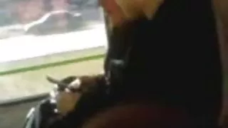 Ung pige kneppet i køkkenet