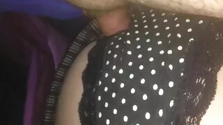 Knepede kvinden ved skødet i haven