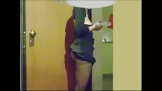 Sort mand sætter sin kæreste