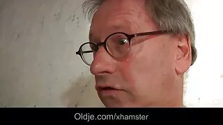 Lappede moden kvinde i hendes skød